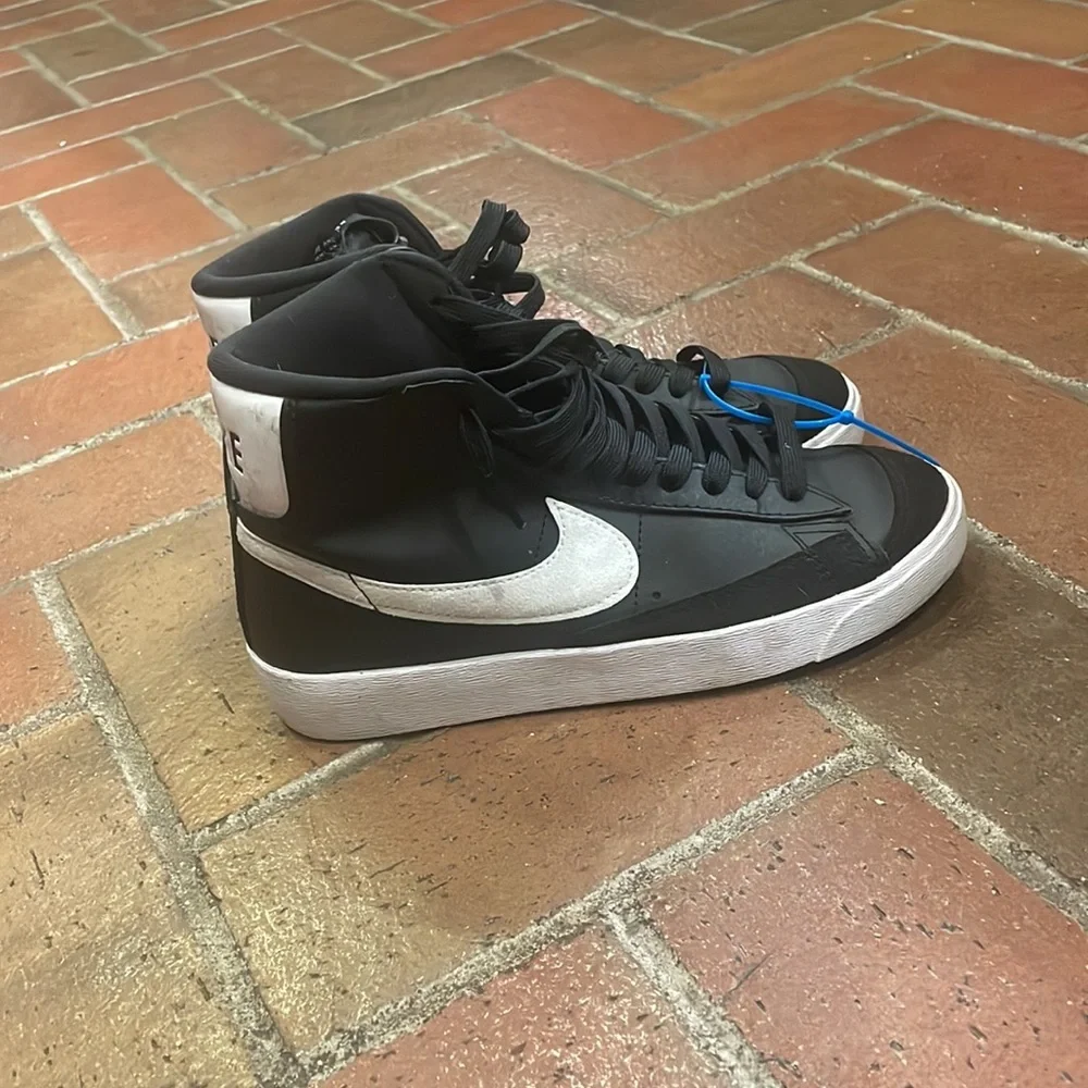 Black Nike Blazers 6.5‎